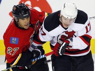 Iľja Kovaľčuk (vpravo) pôsobil naposledy v NHL v drese New Jersey.