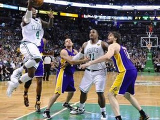 Basketbalisti Bostonu Celtics vyhrali v dôležitom piatom zápase vo finálovej sérii proti Los Angeles Lakers a vedú 3:2.