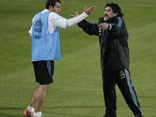 Diego Maradona počas tréningu argentínskej reprezentácie.