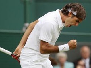 Roger Federer odvrátil stav 3:5 vo štvrtom sete súboja s neznámym Alejandrom Fallom a po boji postúpil z prvého kola Wimbledonu.