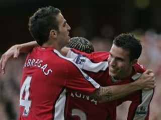 Robin Van Persie (vpravo) a Cesc Fabregas sa postarali o víťazstvo Arsenalu.