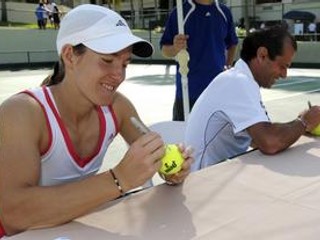 Justine Heninová (vľavo) a jej tréner Carlos Rodriguez.