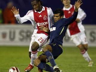 Vurnon Anita z Ajaxu Amsterdam (vľavo) v súboji o loptu s Ettom z Dinama Záhreb.