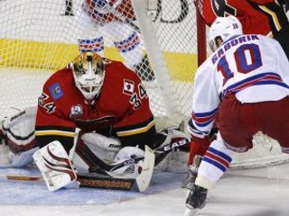 Marián Gáborík (NY Rangers) sa snaží prekonať brankára Calgary Mikku Kiprusoffa.