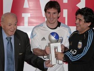 Alfredo Di Stéfano (vľavo) odovzdáva trofej nesúcu jeho meno Argentínčanovi Lionelovi Messimu (uprostred). Spolu s nimi je na snímke aj tréner argentínskej reprezentácie Diego Maradona.