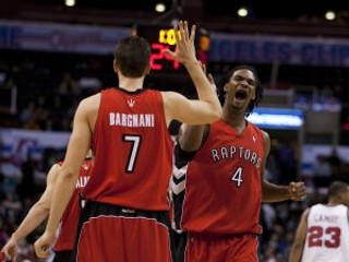 Chris Bosh (Toronto, vpravo) gratuluje po úspešnej akcii spoluhráčovi Andreovi Bargnanimu.