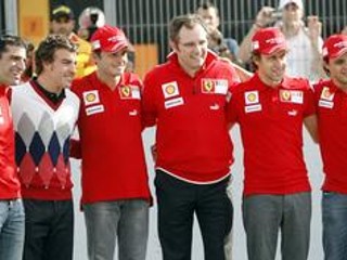 Zľava: Marc gene, Fernando Alonso, Giancarlo Fisichella, Stefano Domenicalli, Lucas Badoer a Felipe Massa.