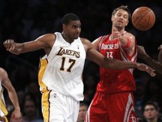 David Andersen (vpravo) z Houstonu a center Lakers Andrew Bynum.