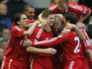 Radosť hráčov Liverpoolu po Škrtelovom (uprostred so sklonenou hlavou) góle.