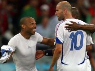 Časy slávy francúzskej reprezentácie, ktoré svojho času výrazne podporovali tak Henry (vľavo), ako aj Zidane (č. 10).
