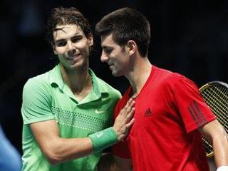 Novak Djokovič (vpravo) a Rafael Nadal.