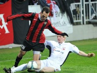Trnavský útočník Neto Michael (vľavo) v súboji o loptu s Michalom Gallom z Ružomberka.