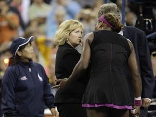 Serena Williamsová v diskusii s rozhodkyňou po semifinále US Open 2009.