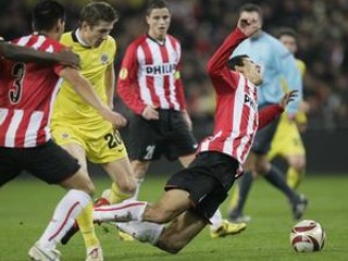 Domáci futbalista PSV Eindhoven Francisco Maza Rodrigues (vpravo) padá po faule hráča Sparty Praha Slováka Juraja Kucku (druhý vľavo).
