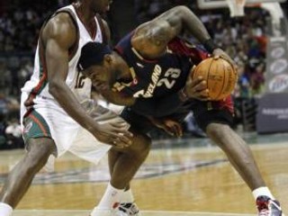 Cleveland vedený LeBronom Jamesom vyhral bez problémov na palubovke Milwaukee.