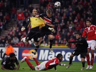 Najvyšší vo vzduchu, prvý pri lopte, jeho prvý gól. Takú vizitku si vystavil brankár Standardu Liége Sinan Bolat.