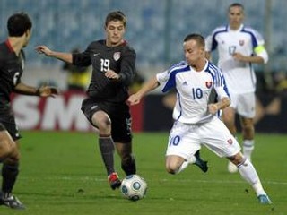 Miroslav Stoch (vpravo) v zápase proti USA.