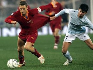 Francesco Totti (vľavo) predĺžil zmluvu so súčasným zamestnávateľom až do roku 2014.