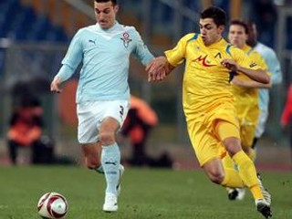 Lionel Scaloni (vľavo) z Lazia v súboji o loptu s Georgim Sarmom z Levski.T