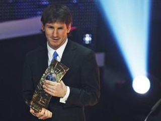 Lionel Messi s trofejou pre Hráča roka 2009.