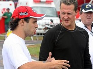 Michael Schumacher (vpravo) a Felipe Massa.