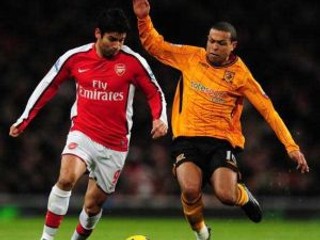 Eduardo (vľavo) z Arsenalu v súboji so záložníkom Hullu Geovannim.