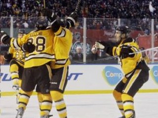 Boston Bruins vyhral nad Philadelphiou 2:1 po predĺžení.