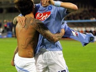 Marek Hamšík (vpravo) sa teší so spoluhráčom Ezequielom Lavezzim.