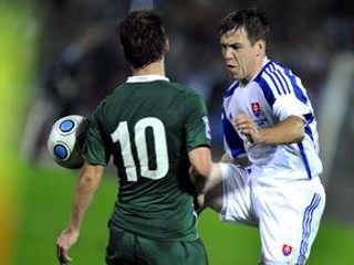 Radoslav Zabavník (vpravo) v drese slovenskej reprezentácie.
