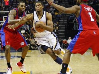 Rudy Gay (uprostred) z Memphisu preniká medzi dvojicou hráčov LA Clippers Rasualom Butlerom (vľavo) a Baronom Davisom