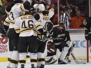 Hráči Bostonu Bruins sa radujú po góle Zdena Cháru.