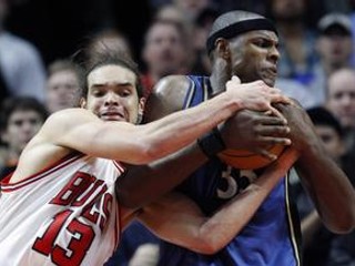 Joakim Noah (vľavo) z Chicaga v súboji o loptu s Brendanom Haywoodom z Washingtonu.