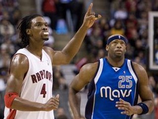 Chris Bosh (vľavo) z Toronta a Erick Dampier z Dallasu.