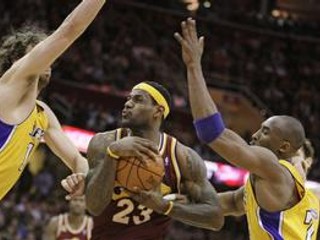 LeBron James (uprostred) z Clevelandu medzi Pauom Gasolom (vľavo) a Kobem Bryantom z Lakers.