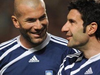 Bývalé futbalové hviezdy Zinedine Zidane (vľavo) a Luis Figo sa opäť stretli na trávniku.