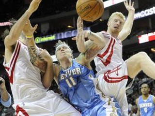 Chris Andersen z Denveru (uprostred) sa snaží prejsť medzi Luisom Scolom (vľavo) a Chaseom Budingerom z Houstonu.