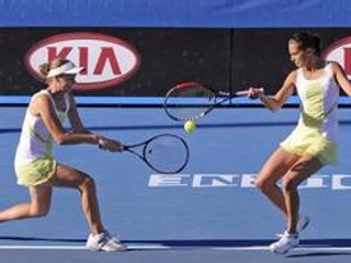 Jana Čepelová so Chantal Škamlovou počas finálového zápasu na Australian Open.