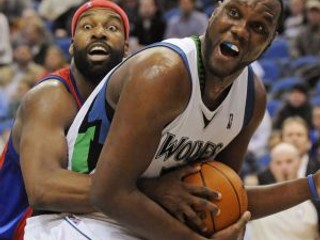 Al Jefferson (vpredu, Minnesota Timberwolves) v súboji Baronom Davisom z Los Angeles Clippers.