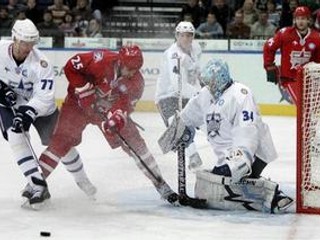 Zápas hviezd KHL vyhrali hokejisti Jágrovho tímu (v bielom) nad ruským výberom, ktorý hral za Jašinov tím.