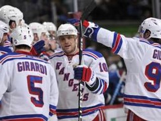 Marián Gáborík oslavuje so spoluhráčmi jeden zo svojich troch gólov.