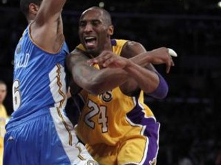 Hviezda LA Lakers Kobe Bryant (vpravo) v jednom zo súbojov v dueli s Denverom.