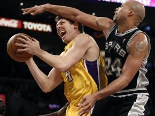 Luke Walton (v žltom) z LA LAkers zakončuje bránený Richardom Jeffersonom (San Antonio Spurs).