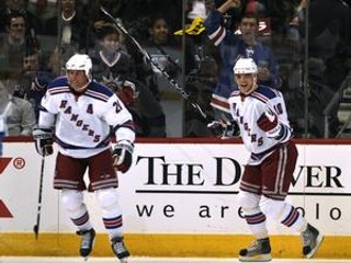 Marián Gáborík (vpravo) na tréningu utržil reznú ranu od brankára.