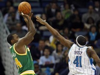 Útočník Utahh Jazz Paul Millsap (vľavo) strieľa cez Jamesa Poseya z New Orleans.