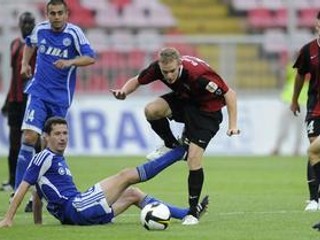 Na snímke vľavo dole je Bronislav Červenka (Baku) v súboji s Romanom Procházkom (Trnava).