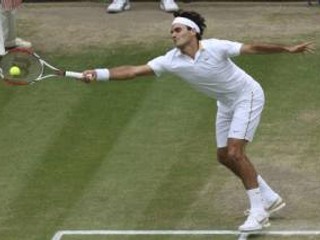 Roger Federer postúpil siedmykrát za sebou do finále Wimbledonu.