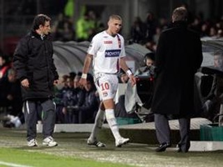 Karim Benzema (uprostred) sa na odchod z Lyonu nechystá.