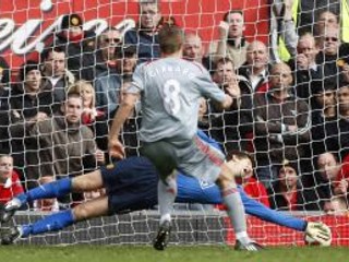 Liverpoolsky kapitán Steven Gerrard prekonáva z penalty brankára MUFC van der Sara.