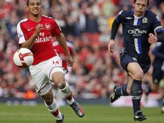 Theo Walcott (vľavo) a Stephen Warnock.