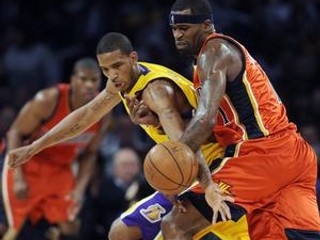 Trevor Ariza z Los Angeles (vľavo) v súboji o loptu  so Stephenom Jacksonom z Golden State.